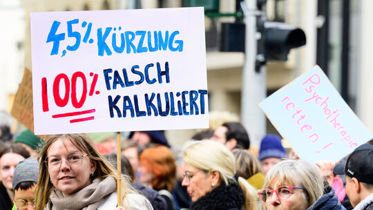Ab dem 1. April sollen Psychotherapeuten weniger Geld bekomen. Die Krankenkassen kürzen die Honorare um 4,5 Prozent. Sie müssen Ab dem 1. April sollen Psychotherapeuten weniger Geld bekomen. Die Krankenkassen kürzen die Honorare um 4,5 Prozent. Sie müssen