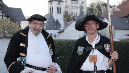 Nach mehr als 22 Jahren im Dienst wurde der Gemündener Nachtwächter Hans-Peter Lindenbaum (links) beim Treffen der Deutschen Gil Nach mehr als 22 Jahren im Dienst wurde der Gemündener Nachtwächter Hans-Peter Lindenbaum (links) beim Treffen der Deutschen Gil