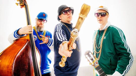 Das Trio Wildes Holz mit Markus Conrads (Kontrabass/Mandoline, von links), Tobias Reisige (Blockflöten) und Johannes Behr (Gitar Das Trio Wildes Holz mit Markus Conrads (Kontrabass/Mandoline, von links), Tobias Reisige (Blockflöten) und Johannes Behr (Gitar