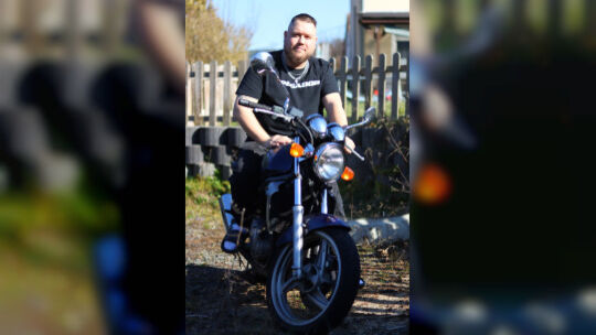 Manuel Anton (33) aus Kirn leidet unter starker Niereninsuffizienz, sein Motorrad bleibt jetzt öfter stehen als früher. Doch was Manuel Anton (33) aus Kirn leidet unter starker Niereninsuffizienz, sein Motorrad bleibt jetzt öfter stehen als früher. Doch was
