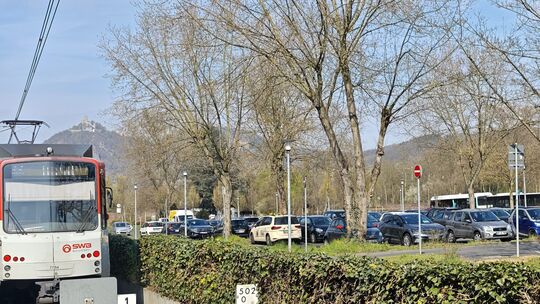 Auf dem Park-and-Ride-Parkplatz an der Straßenbahn-Endhaltestelle der Linie 66 in Bad Honnef parken viele Pendler. Bald kann die Auf dem Park-and-Ride-Parkplatz an der Straßenbahn-Endhaltestelle der Linie 66 in Bad Honnef parken viele Pendler. Bald kann die