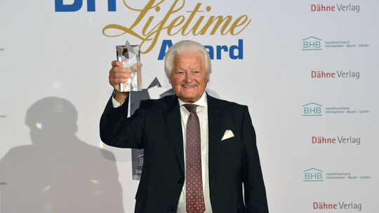Firmengründer und Seniorchef Dieter Schulz wurde 2018 mit dem "DIY Lifetime Award" ausgezeichnet. Firmengründer und Seniorchef Dieter Schulz wurde 2018 mit dem "DIY Lifetime Award" ausgezeichnet.