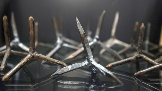 Mit sogenannten Krähenfüßen werden Autoreifen zerstochen. Mit sogenannten Krähenfüßen werden Autoreifen zerstochen.