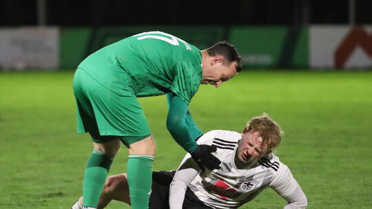 Andy Herdt, Spielertrainer der SG Ehrbachtal Ney, hilft beim 3:2-Heimsieg einem Akteur des SV Waldesch auf die Beine. Herdts Ehr Andy Herdt, Spielertrainer der SG Ehrbachtal Ney, hilft beim 3:2-Heimsieg einem Akteur des SV Waldesch auf die Beine. Herdts Ehr