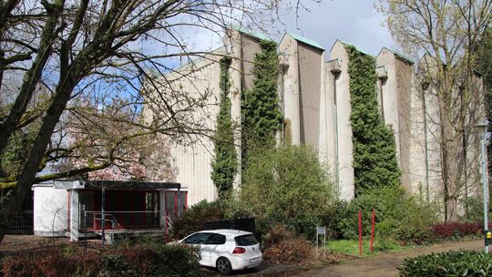 Die ehemalige Marienkirche in Linz macht einen zunehmend verwahrlosten Eindruck. Der Zugang ist durch Bauzäune verwehrt. Die ehemalige Marienkirche in Linz macht einen zunehmend verwahrlosten Eindruck. Der Zugang ist durch Bauzäune verwehrt.