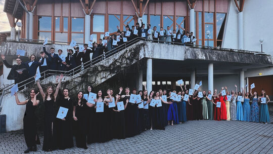 Mit dem einen oder anderen Tränchen des Glücks und auch der Wehmut verabschiedeten sich 61 Absolventen vom Geschwister-Scholl-Gy Mit dem einen oder anderen Tränchen des Glücks und auch der Wehmut verabschiedeten sich 61 Absolventen vom Geschwister-Scholl-Gy