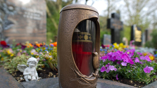 Diebe haben es auf Friedhöfen im Kreis Neuwied auf bronzene Grablichter abgesehen. (Symbolfoto) Diebe haben es auf Friedhöfen im Kreis Neuwied auf bronzene Grablichter abgesehen. (Symbolfoto)