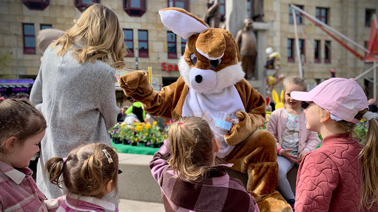,,Hasi" der Osterhase begrüßt Kinder auf dem Kornmarkt. ,,Hasi" der Osterhase begrüßt Kinder auf dem Kornmarkt.