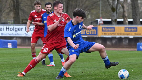 Für Wissens Branko Petrovic (in Blau, hier beim 0:2 gegen Hochwald mit Nils Hemmes) geht es am Samstag nach Stadtkyll zur SG Sch Für Wissens Branko Petrovic (in Blau, hier beim 0:2 gegen Hochwald mit Nils Hemmes) geht es am Samstag nach Stadtkyll zur SG Sch