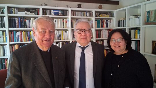 In Wissen trafen sich die Freunde Ulrich Schmalz (links im Bild) und Mandakhbileg Birvaa, hier mit seiner Frau Enkhburd Jugder. In Wissen trafen sich die Freunde Ulrich Schmalz (links im Bild) und Mandakhbileg Birvaa, hier mit seiner Frau Enkhburd Jugder.