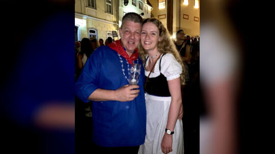 Leonie Bürger (hier mit ihrem Papa Sven) setzt sich dafür ein, dass künftig auch Frauen Mitglied in der Hachenburger KIrmesgesel Leonie Bürger (hier mit ihrem Papa Sven) setzt sich dafür ein, dass künftig auch Frauen Mitglied in der Hachenburger KIrmesgesel