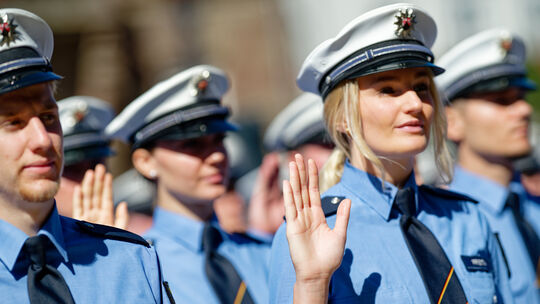 Eine Polizeianwärterin aus Rheinland-Pfalz hebt bei der Vereidigung vor dem Speyerer Dom die Hand: Die CDU hatte im Wahlkampf ei Eine Polizeianwärterin aus Rheinland-Pfalz hebt bei der Vereidigung vor dem Speyerer Dom die Hand: Die CDU hatte im Wahlkampf ei