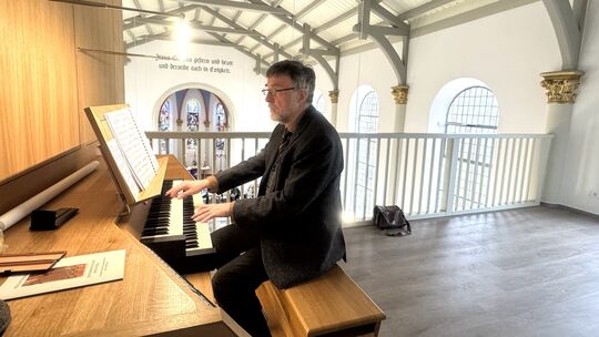 Organist Achim Runge sorgte für die muikalische Begleitung auf der neuen Orgel im Festgottesdienst Organist Achim Runge sorgte für die muikalische Begleitung auf der neuen Orgel im Festgottesdienst