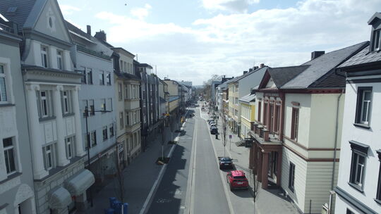 Die Schloßstraße wurde neu gestaltet: Ab Donnerstag kann hier wieder der Verkehr fließen. Die Schloßstraße wurde neu gestaltet: Ab Donnerstag kann hier wieder der Verkehr fließen.