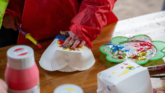 Einfache, zusammengeklebte Pappteller werden zu bunten Osterkörbchen: In der Koblenzer Familienbildungsstätte sind schon die gan Einfache, zusammengeklebte Pappteller werden zu bunten Osterkörbchen: In der Koblenzer Familienbildungsstätte sind schon die gan