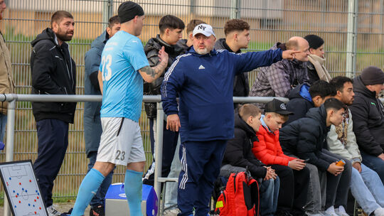 Trainer Dirk Reidenbach (mit Kappe) darf sich freuen: Sein FSV Blau-Weiss Idar-Oberstein behält die Punkte aus dem 2:1-Sieg gege Trainer Dirk Reidenbach (mit Kappe) darf sich freuen: Sein FSV Blau-Weiss Idar-Oberstein behält die Punkte aus dem 2:1-Sieg gege