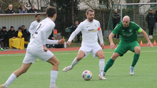 Im Duell der Kapitäne hat Deniz Darcan (Mitte) gegenüber dem Marienborner Marc Beck (rechts) die Nase vorn. Auch am Samstag in M Im Duell der Kapitäne hat Deniz Darcan (Mitte) gegenüber dem Marienborner Marc Beck (rechts) die Nase vorn. Auch am Samstag in M
