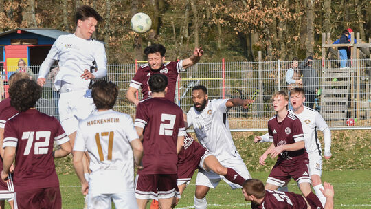 Strafraumpräsenz werden die Spieler des FC Schmittweiler-Callbach (rote Trikots) auch in den beiden Spielen am Osterwochenende z Strafraumpräsenz werden die Spieler des FC Schmittweiler-Callbach (rote Trikots) auch in den beiden Spielen am Osterwochenende z