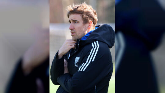 Spielertrainer Daniel Schneiß kann mit seinem Tabellenvorletzten SSV Ellenz-Poltersdorf durch einen Heimsieg im Nachhol-Derby ge Spielertrainer Daniel Schneiß kann mit seinem Tabellenvorletzten SSV Ellenz-Poltersdorf durch einen Heimsieg im Nachhol-Derby ge