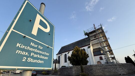 Noch ist auf dem Baugerüst am Turm Kirche in Peterswald, den ein Brand schwer beschädigt hatte, nichts los. Doch in absehbarer Z Noch ist auf dem Baugerüst am Turm Kirche in Peterswald, den ein Brand schwer beschädigt hatte, nichts los. Doch in absehbarer Z