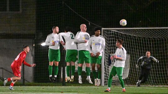 Hinten soll beim TuS Oberwinter (weiße Trikots) auswärts beim TuS Mayen lange die Null stehen. Hinten soll beim TuS Oberwinter (weiße Trikots) auswärts beim TuS Mayen lange die Null stehen.