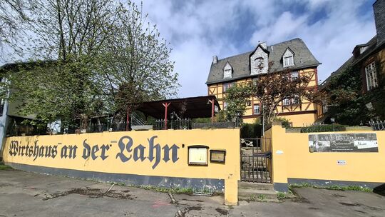 Das historische Wirtshaus an der ist nicht nur wegen seiner grellen Farbe ein echter Hingucker. Doch gastronomisch gibt es hier Das historische Wirtshaus an der ist nicht nur wegen seiner grellen Farbe ein echter Hingucker. Doch gastronomisch gibt es hier