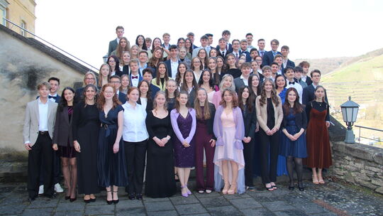 Jetzt haben sie das Abiturzeugnis in der Tasche: die diesjährigen Absolventinnen und Absolventen des Gymnasiums Calvarienberg. Jetzt haben sie das Abiturzeugnis in der Tasche: die diesjährigen Absolventinnen und Absolventen des Gymnasiums Calvarienberg.