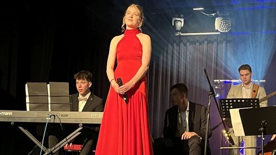 Die Jahrgangsbeste beim Auftritt mit ihrer Band. Die Jahrgangsbeste beim Auftritt mit ihrer Band.