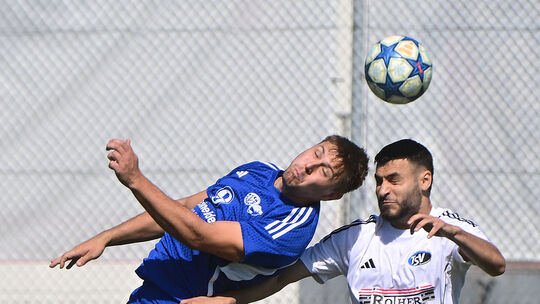 Westums Mica Schneider (links, hier im Heimspiel gegen Emmelshausen) sorgte für die Führung der SG, am Ende gewann Westum/Löhndo Westums Mica Schneider (links, hier im Heimspiel gegen Emmelshausen) sorgte für die Führung der SG, am Ende gewann Westum/Löhndo