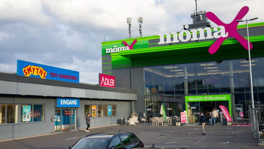 Die Geschäfte Smyths Toys, Adler Mode und Mömax in Koblenz an der B9. Weil direkt neben Mömax eine XXXLutz-Filiale geplant ist, Die Geschäfte Smyths Toys, Adler Mode und Mömax in Koblenz an der B9. Weil direkt neben Mömax eine XXXLutz-Filiale geplant ist,