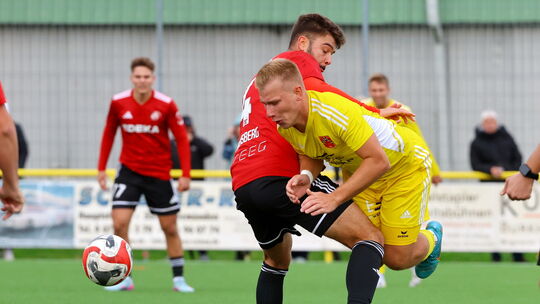 Wenn Rübenach um Kian Freisberg (in Rot-Schwarz, vorne) im Kampf gegen den Abstieg weiter Chancen haben will, muss der FV den Tu Wenn Rübenach um Kian Freisberg (in Rot-Schwarz, vorne) im Kampf gegen den Abstieg weiter Chancen haben will, muss der FV den Tu