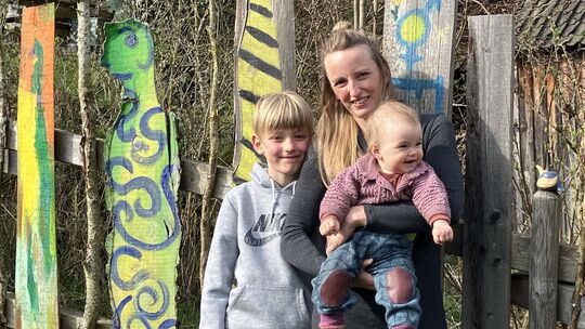 Greta Mahlberg (mit Töchterchen Rala auf dem Arm) und ihr Sohn Miro spendeten eine große Menge an Süßigkeiten an die Ahrweiler T Greta Mahlberg (mit Töchterchen Rala auf dem Arm) und ihr Sohn Miro spendeten eine große Menge an Süßigkeiten an die Ahrweiler T