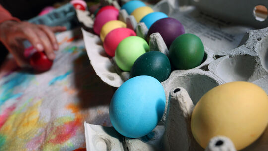 Eier selbst zu färben ist bei vielen Menschen eine beliebte Ostertradition. Eier selbst zu färben ist bei vielen Menschen eine beliebte Ostertradition.