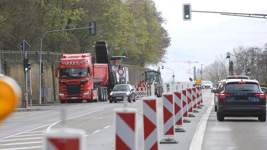 Mit Fräsarbeiten auf der hangseitigen Fahrspur hat die Sanierung der B42 zwischen Urbar und Ehrenbreitstein begonnen. Der Verkeh Mit Fräsarbeiten auf der hangseitigen Fahrspur hat die Sanierung der B42 zwischen Urbar und Ehrenbreitstein begonnen. Der Verkeh