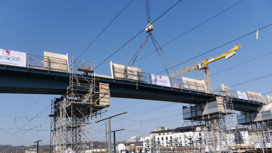 Die Brücke für Fußgänger und Radfahrer über die Bahn zwischen Goldgrube und Rauental steht bereits, nun müssen noch die Rampen f Die Brücke für Fußgänger und Radfahrer über die Bahn zwischen Goldgrube und Rauental steht bereits, nun müssen noch die Rampen f