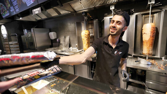 Mangal-Mitarbeiter Memo Atanasov arbeitet in Andernach und Koblenz. Mangal-Mitarbeiter Memo Atanasov arbeitet in Andernach und Koblenz.