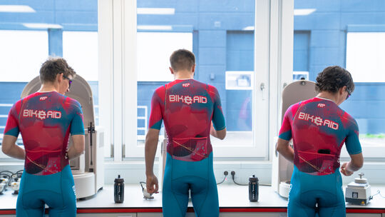 Fahrer des Bike Aid Development Teams testen die Mühlen von Fritsch. Fahrer des Bike Aid Development Teams testen die Mühlen von Fritsch.