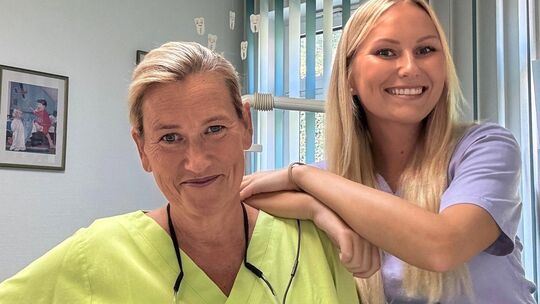 Mutter und Tochter Seite an Seite: Dr. Marlin Hager freut sich über das 30-jährige Praxisjubiläum – und über die geplante Nachfo Mutter und Tochter Seite an Seite: Dr. Marlin Hager freut sich über das 30-jährige Praxisjubiläum – und über die geplante Nachfo