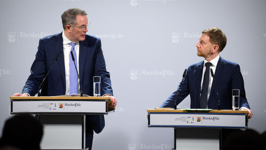 MPK-Vorsitzender Alexander Schweitzer und der Co-Vorsitzende Michael Kretschmer (CDU), Ministerpräsident von Sachsen, bei der jü MPK-Vorsitzender Alexander Schweitzer und der Co-Vorsitzende Michael Kretschmer (CDU), Ministerpräsident von Sachsen, bei der jü