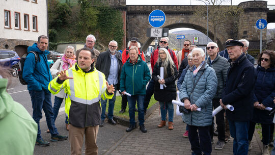 Baudezernent Andreas Lukas erläutert die Pläne zum Ausbau des Geh- und Radweges am Moselufer. Baudezernent Andreas Lukas erläutert die Pläne zum Ausbau des Geh- und Radweges am Moselufer.