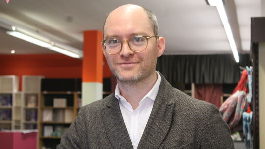 Edward Schofield führt gemeinsam mit seiner Frau Agnes Schofield die vor Kurzem wiedereröffnete Traditionsbuchhandlung Meckel, j Edward Schofield führt gemeinsam mit seiner Frau Agnes Schofield die vor Kurzem wiedereröffnete Traditionsbuchhandlung Meckel, j