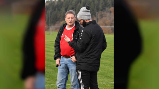 Torfrauentrainer Joachim Kohlhaas (links) reist wieder einmaal aus Bayern an, um Julian Mach, den Coach der DSG Breitenthal (rec Torfrauentrainer Joachim Kohlhaas (links) reist wieder einmaal aus Bayern an, um Julian Mach, den Coach der DSG Breitenthal (rec