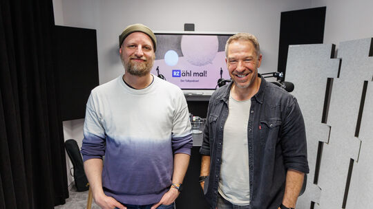 Höhner-Frontmann Patrick Lück (rechts) mit "RZähl mal!"-Host Chistian Mack im Podcaststudio der Rhein-Zeitung in Koblenz. Höhner-Frontmann Patrick Lück (rechts) mit "RZähl mal!"-Host Chistian Mack im Podcaststudio der Rhein-Zeitung in Koblenz.