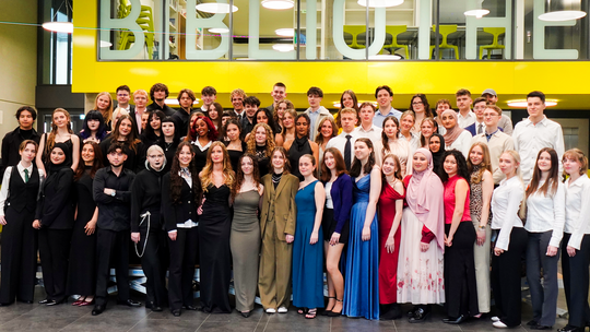 In festlicher Garderobe kamen die Abiturienten zum Gruppenfoto zusammen. In festlicher Garderobe kamen die Abiturienten zum Gruppenfoto zusammen.