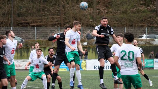 Die Fußballer des TuS Mayen (in Schwarz) haben es am Ostersamstag mit dem TuS Oberwinter zu tun. Die Fußballer des TuS Mayen (in Schwarz) haben es am Ostersamstag mit dem TuS Oberwinter zu tun.