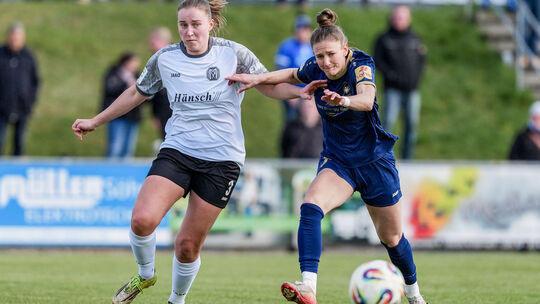Carolin Schraa (blaues Trikot) und ihre Mitspielerinnen bemühten sich gegen den SV Meppen (links Nina Rolfes), aber die Andernac Carolin Schraa (blaues Trikot) und ihre Mitspielerinnen bemühten sich gegen den SV Meppen (links Nina Rolfes), aber die Andernac