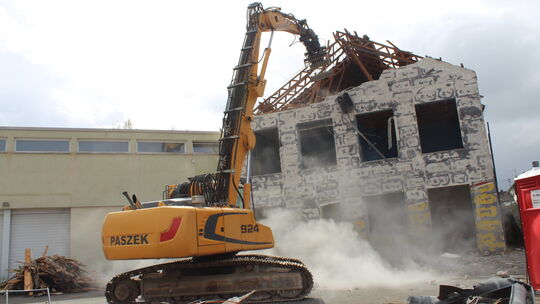 Die Abbrucharbeiten haben begonnen. Dort, wo bislang der Altbau der Christophorus-Grundschule stand, soll ein neuer Discounter-M Die Abbrucharbeiten haben begonnen. Dort, wo bislang der Altbau der Christophorus-Grundschule stand, soll ein neuer Discounter-M