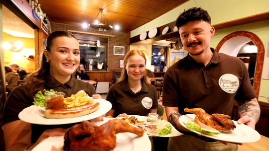 Nicht nur die halben Hähnchen sind lecker. Nicht nur die halben Hähnchen sind lecker.