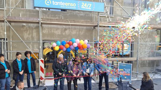 Feierliches Durchschneiden des Bandes: Die Tante-Enso-Filiale in Winningen ist eröffnet. Feierliches Durchschneiden des Bandes: Die Tante-Enso-Filiale in Winningen ist eröffnet.