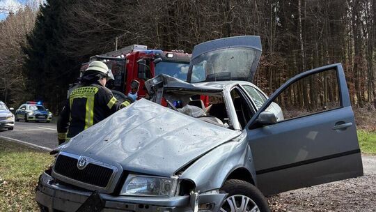 Massive Zerstörung an der L281: Nachdem der Pkw eines 18-Jährigen am späten Nachmittag ins Schleudern geraten war, prallte er mi Massive Zerstörung an der L281: Nachdem der Pkw eines 18-Jährigen am späten Nachmittag ins Schleudern geraten war, prallte er mi